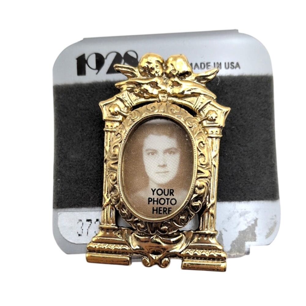 Vintage 1928 Hinge Photo Locket Gold Tone Cherub Frame Brooch/Pendant - Picture 2 of 3